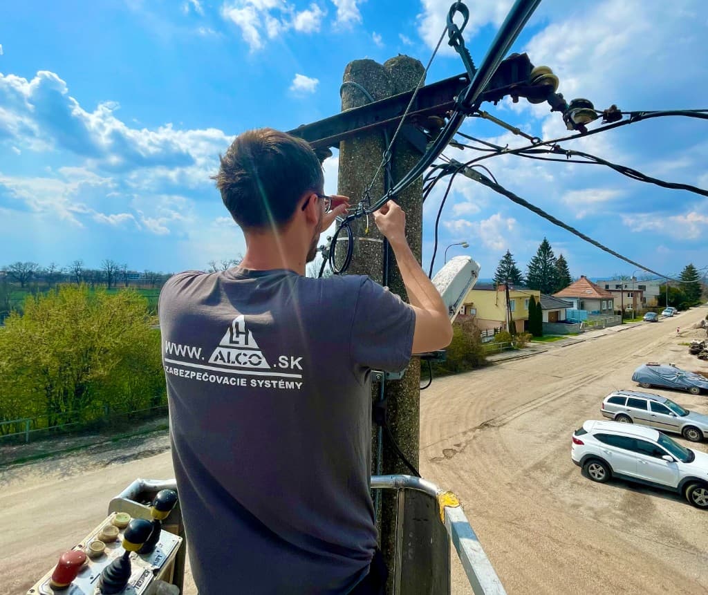 Technik ALCO pri montáži kamerového systému na stĺpe (CCTV)