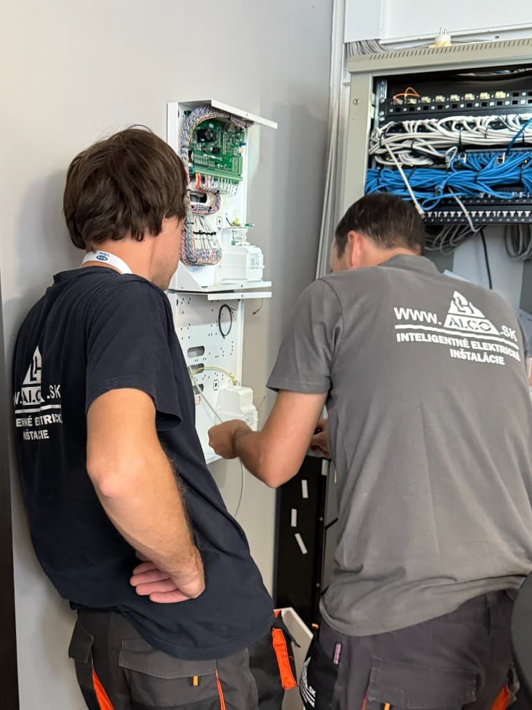 Technici ALCO pri montáži elektronického zabezpečovacieho systému (EZS)
