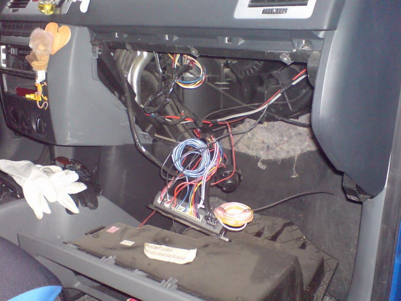 Neodborná montáž – chaotická kabeláž pod palubnou doskou