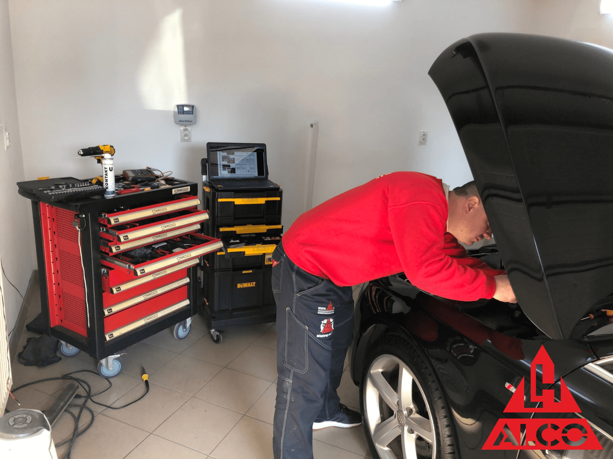 Technik ALCO pri montáži ochrany vozidla – Audi, motorový priestor