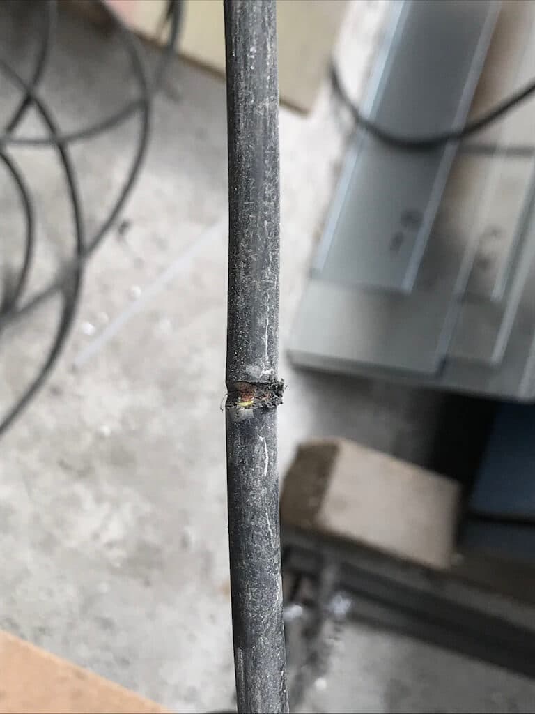 Neodborná oprava prívodného kábla zváračky