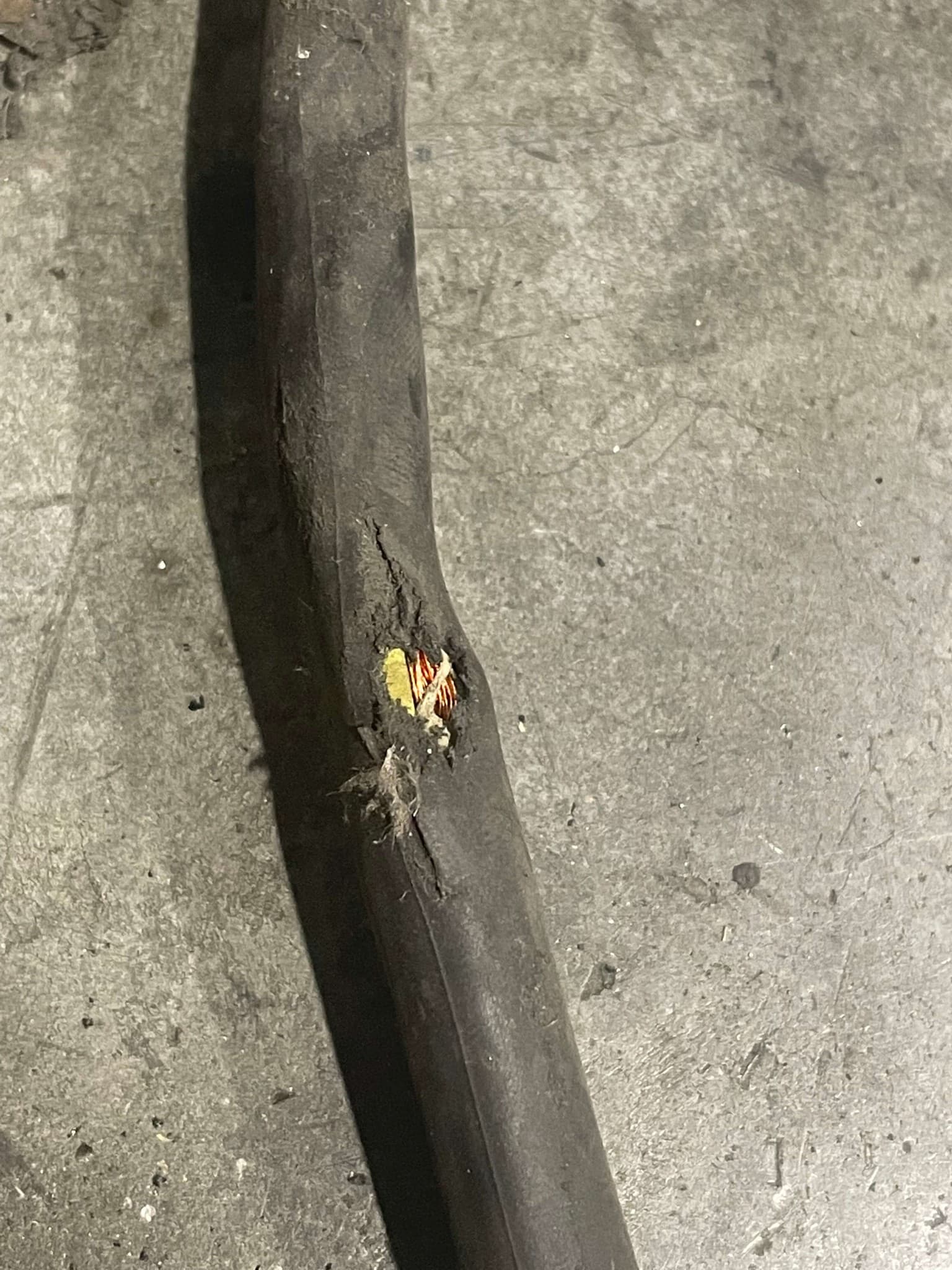 Poškodená izolácia kábla – riziko úrazu