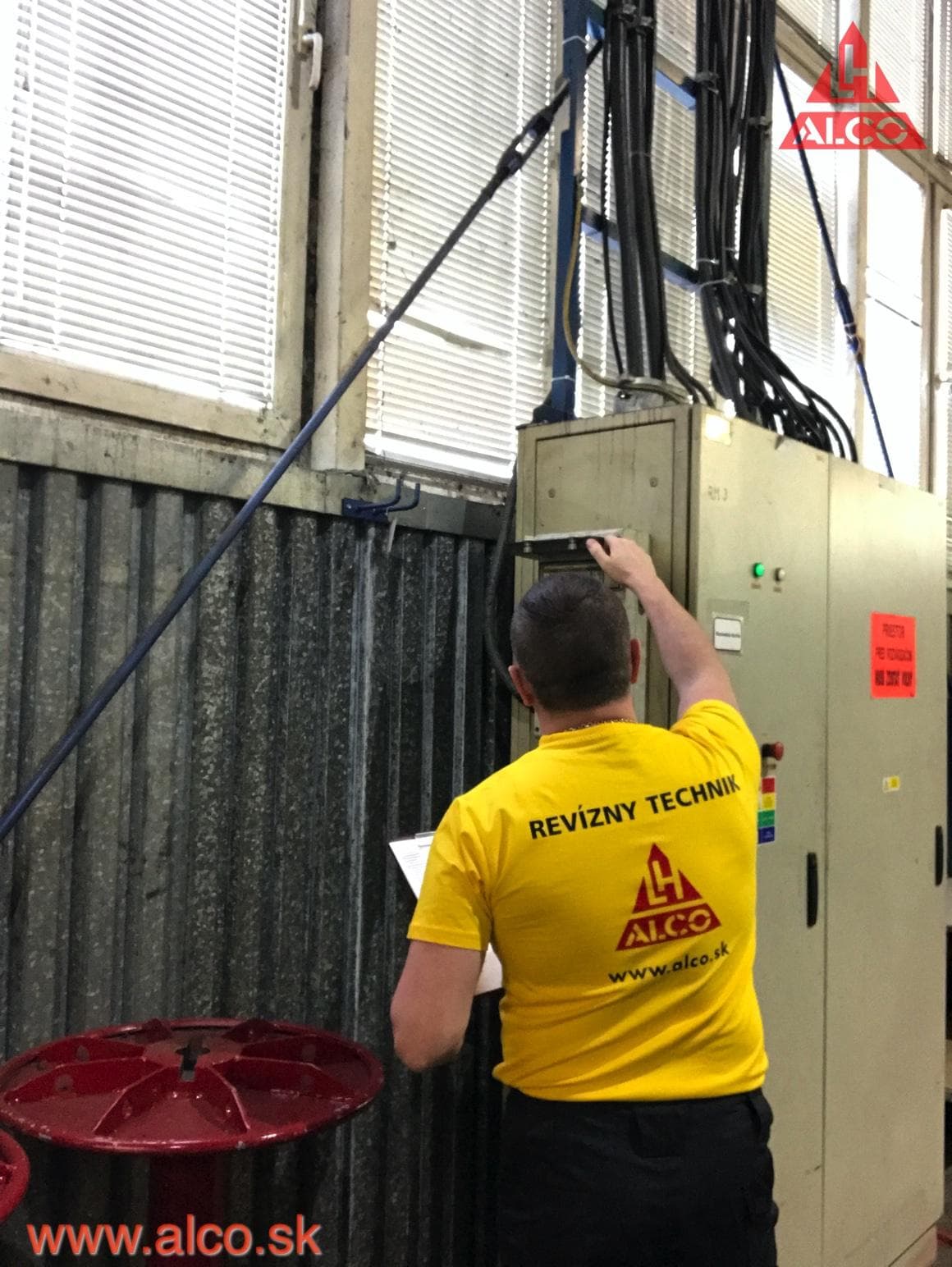 Revízny technik ALCO pri kontrole elektrickej skrine