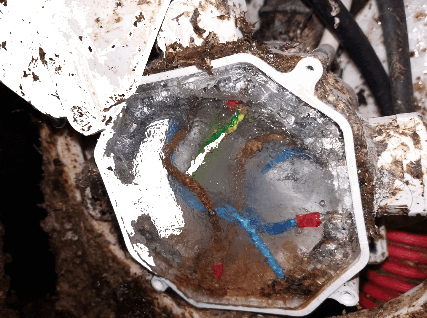 Zanedbaná elektroinštalácia s prenikajúcou vlhkosťou