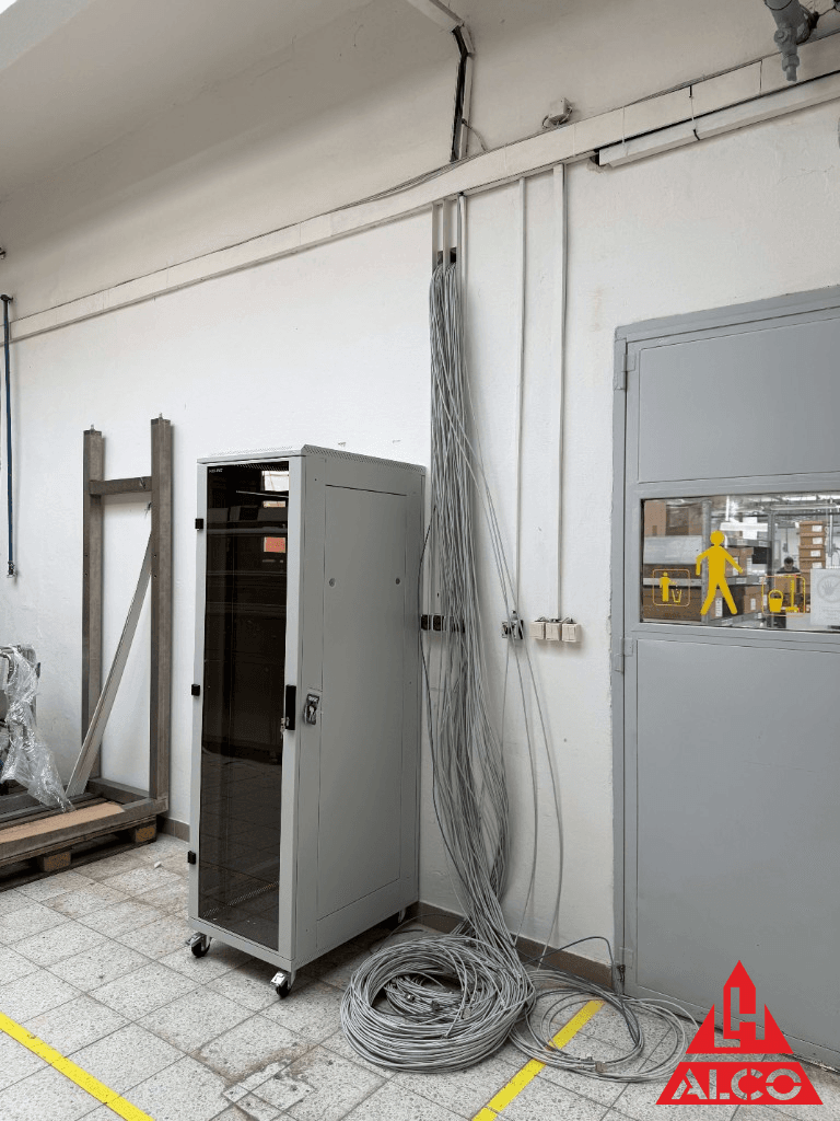 Montáž káblových trás vo výrobnej hale počas prevádzky