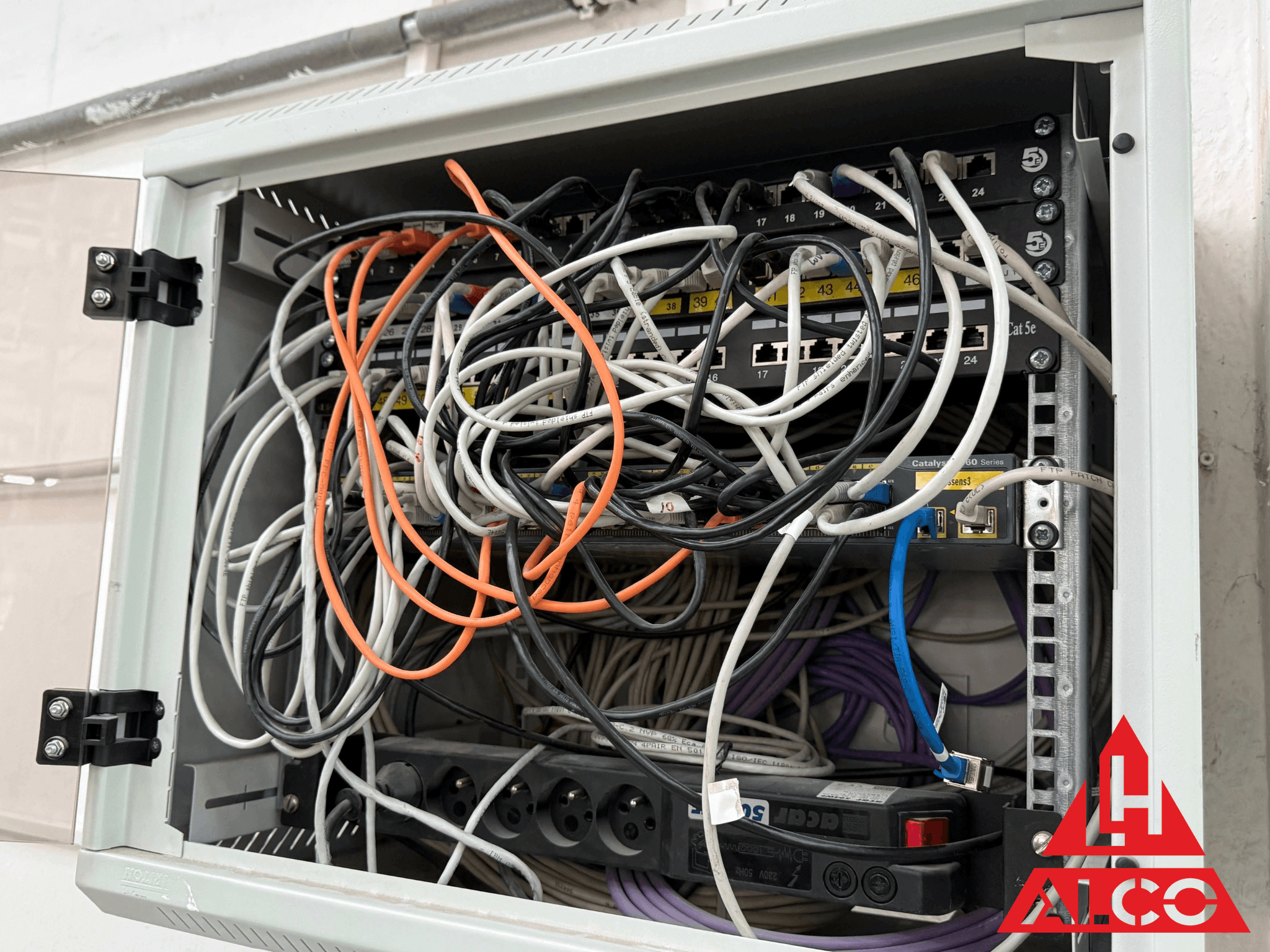 RACK skriňa – patch panely a usporiadaná kabeláž Cat 5/6/7