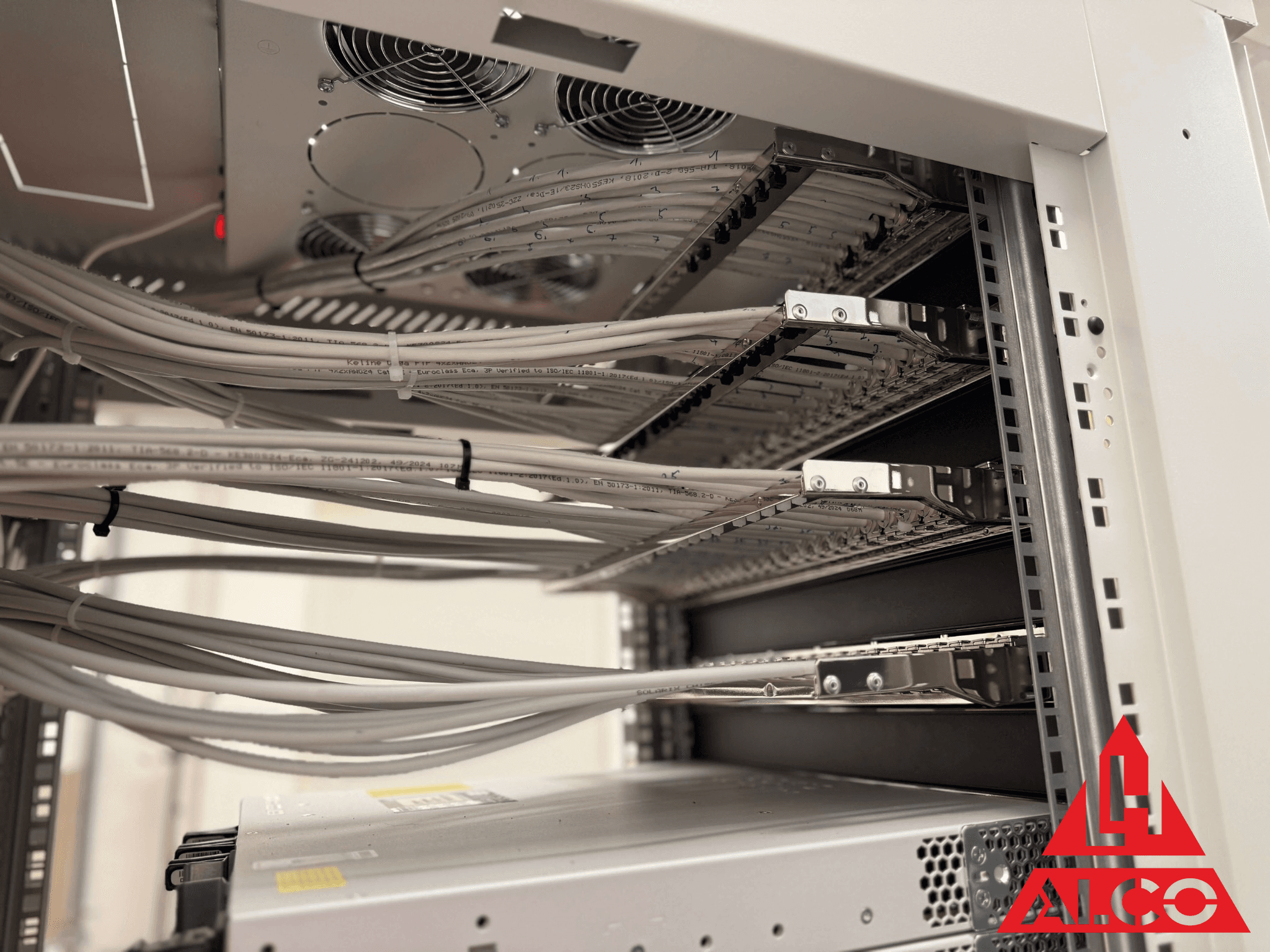 Technici ALCO pri montáži a zapájaní v RACK skrini KELINE