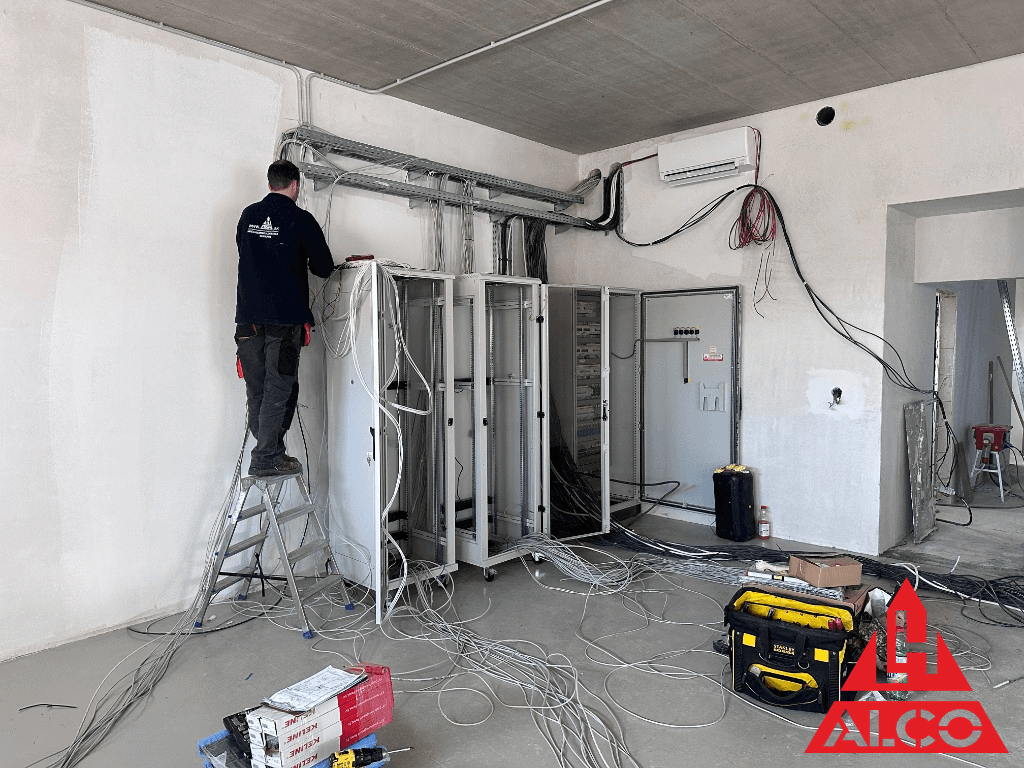 Montáž sieťových rozvodov – technik ALCO pri RACK skrini, KELINE Cat 6