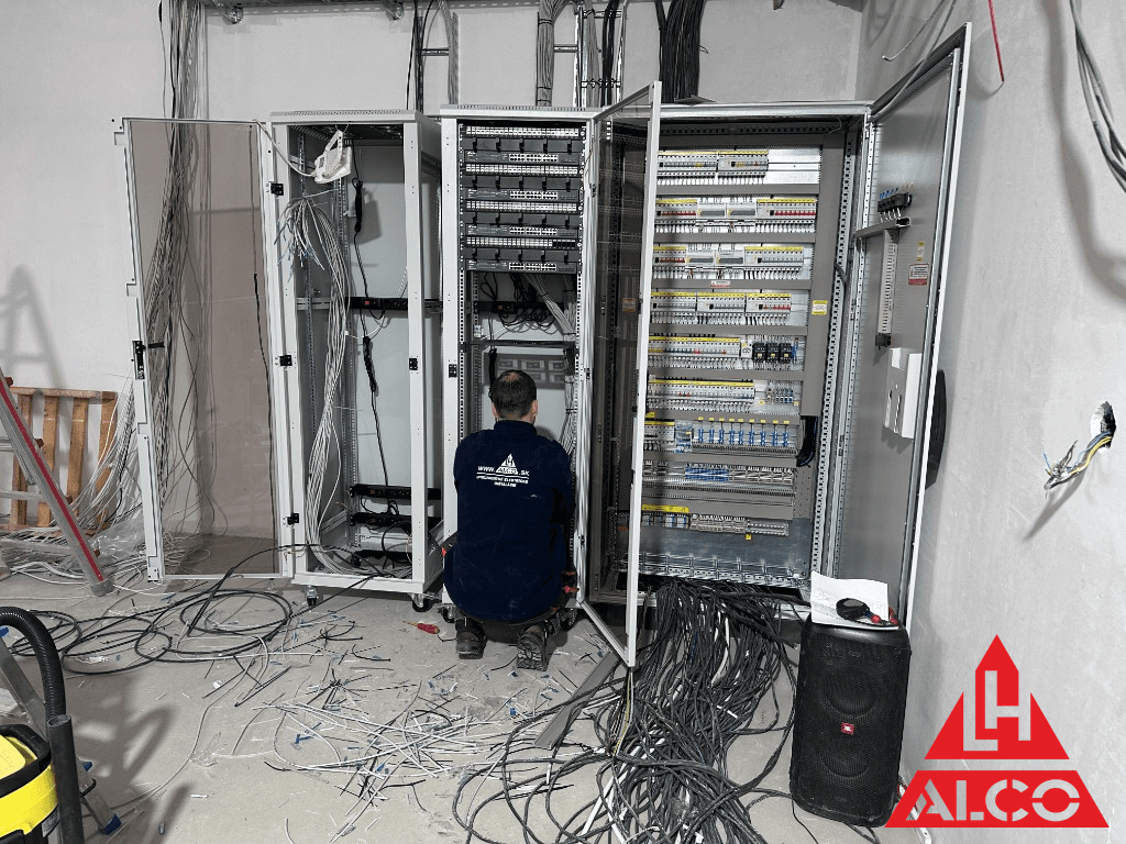 Príprava RACK skríň a káblovania pre komplexné riadenie budovy SIMAP