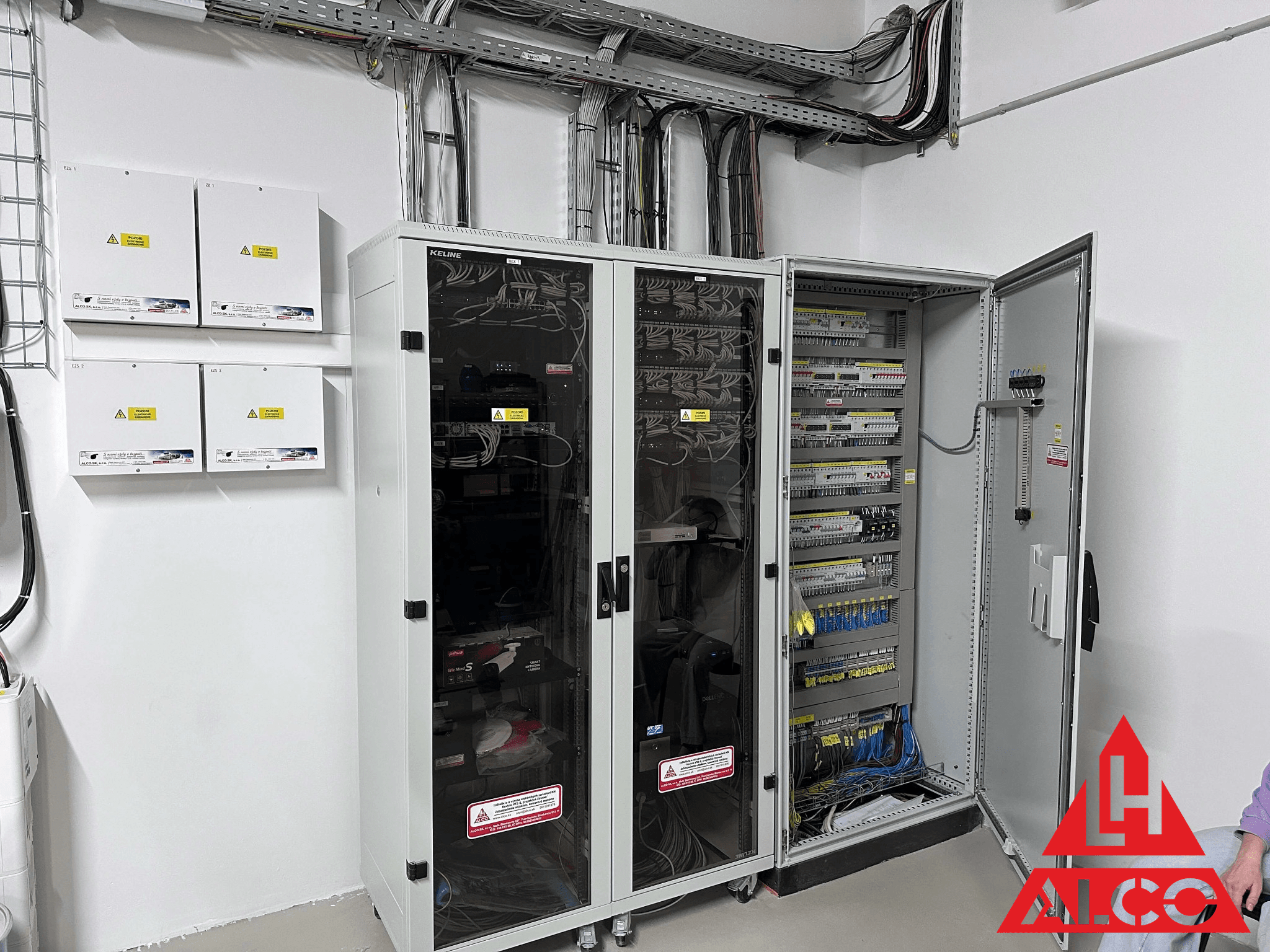 RACK skrine K-LINE, elektrorozvádzač a káblové trinky – komplexné riadenie budovy SIMAP